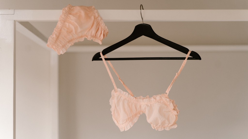 Should i wear lingerie on a first date?